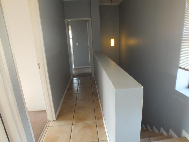 To Let 4 Bedroom Property for Rent in Van Riebeeckshof Western Cape